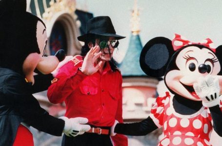 photo: 'Michael Jackson, flanked by Mickey Mouse and Minnie, waves to fans July 27, 1992 during his suprise visit to the EuroDisney.' | (Credits: AFP/Getty Images)