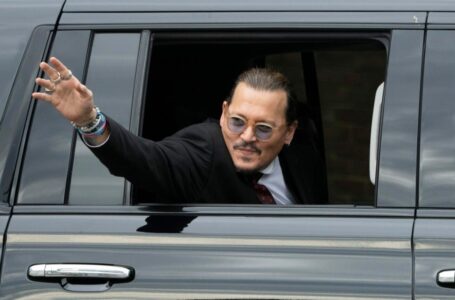 Johnny Depp waiving (Photo by Chris Kleponis/Getty Images)